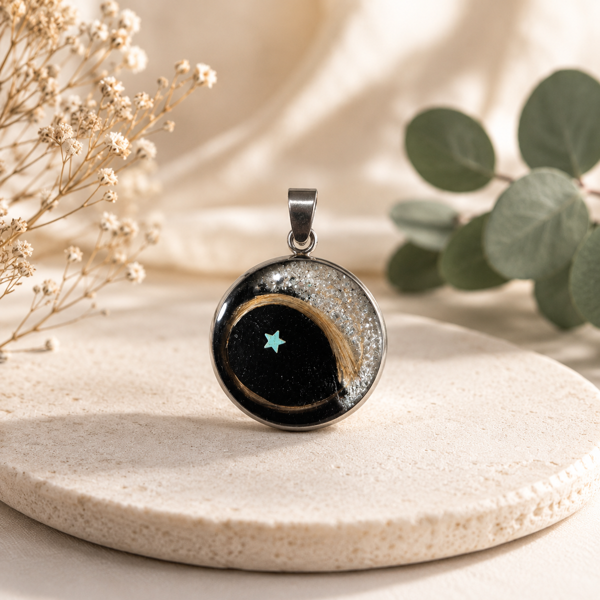 Amulett mit Haaren